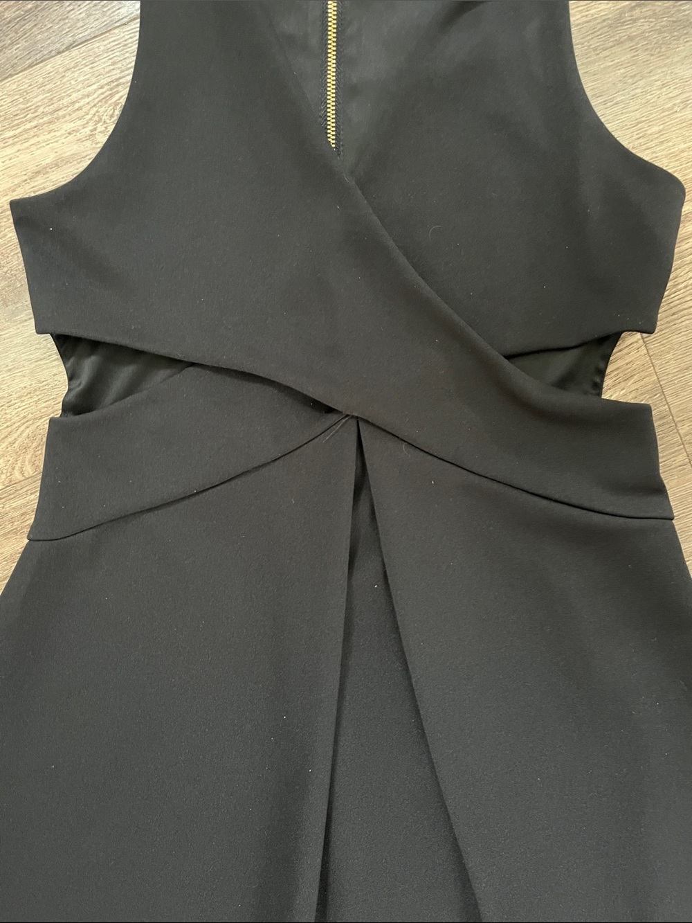 Express Black Sleeveless V-Neck Mini Dress Cutout Waist Gold Back Zipper Sz 4 - Picture 4 of 8
